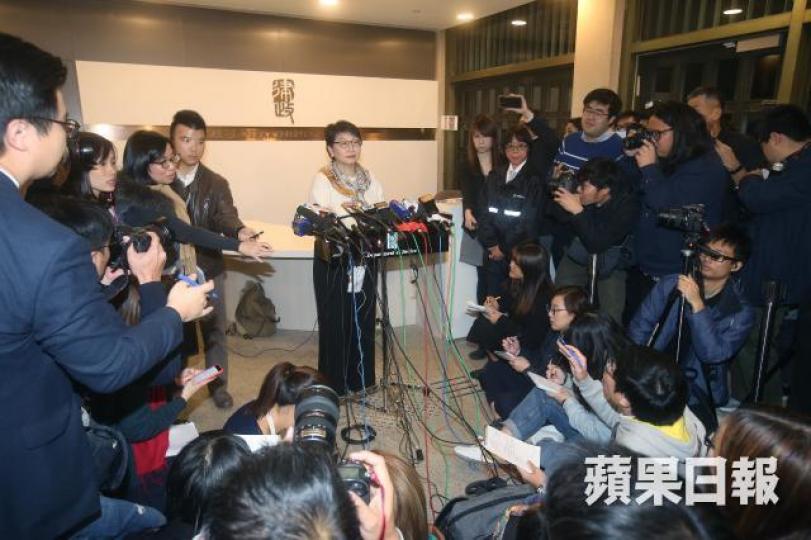 ■鄭若驊昨晚會見傳媒,強調自己一直無為意屋內有僭建。 ■鄭若驊昨晚會見傳媒,強調自己一直無為意屋內有僭建。