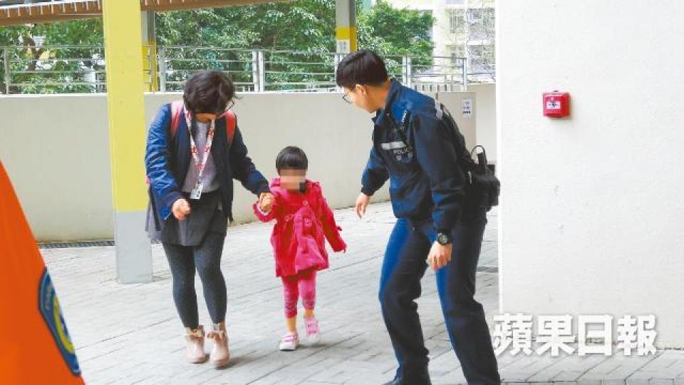 ■被獨留在家女童昨在社工陪同下到醫院檢查。簡明恩攝
