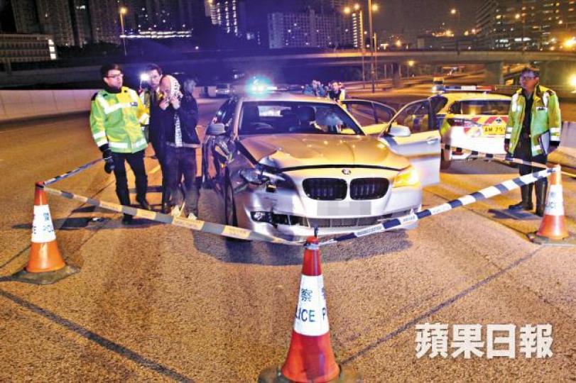 ■出事寶馬停在路面,司機因沒有展示行車證被警方票控。 ■出事寶馬停在路面,司機因沒有展示行車證被警方票控。