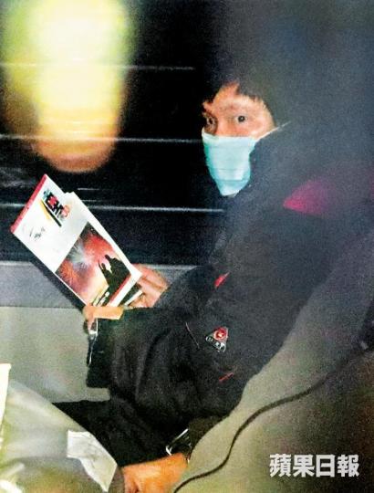 ■被告劉璋輝昨於囚車上手持基督教雜誌。李家皓攝 ■被告劉璋輝昨於囚車上手持基督教雜誌。李家皓攝