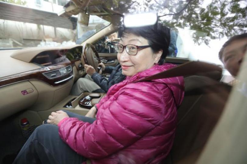 ■鄭若驊的僭建門,是個不折不扣的災難。資料圖片 ■鄭若驊的僭建門,是個不折不扣的災難。資料圖片