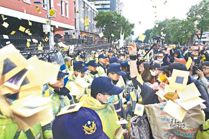 ■示威者在立法院外撒溪錢抗議新版勞基法。台灣《蘋果日報》■主持會議的立法院長蘇嘉全(右)呵欠連連。 ■示威者在立法院外撒溪錢抗議新版勞基法。台灣《蘋果日報》■主持會議的立法院長蘇嘉全(右)呵欠連連。