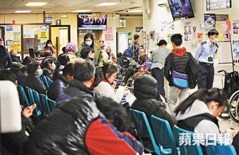 ■聯合急症室昨有大批市民輪候,部份人等逾5小時。朱永倫攝 ■聯合急症室昨有大批市民輪候,部份人等逾5小時。朱永倫攝