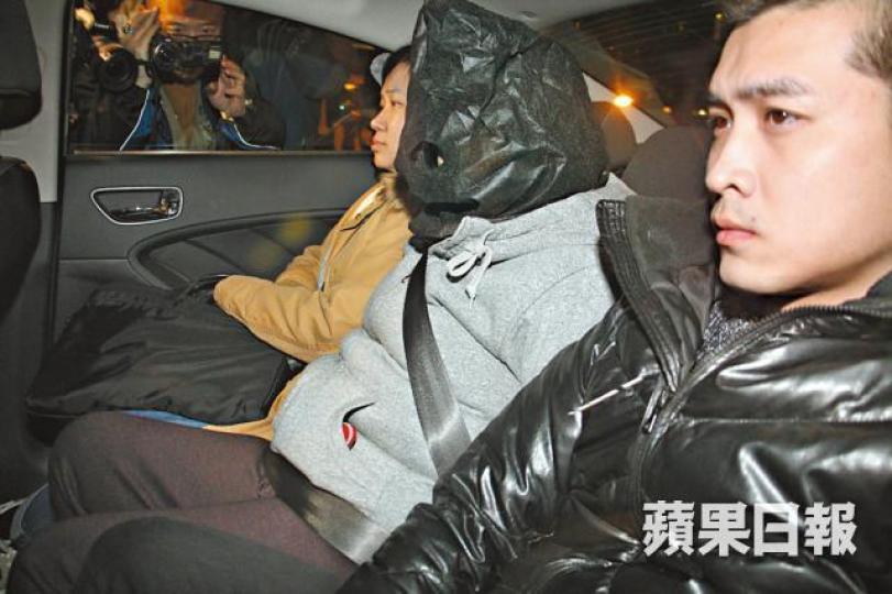 ■警員昨晚拘捕寄養家庭女戶主，蒙頭帶署調查。溫瑞麟攝