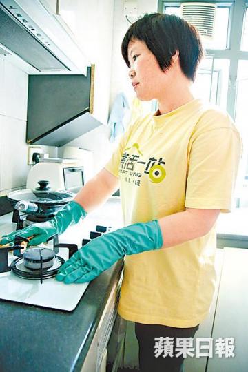 ■家務助理雪珍指,清潔廚房污迹是重點工作之一。袁志中攝 ■家務助理雪珍指,清潔廚房污迹是重點工作之一。袁志中攝