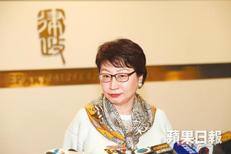■律政司司長鄭若驊昨晚繼續否認早知僭建問題。黎樹雄攝■鄭若驊2008年購入獨立屋後與渣打銀行簽訂的按揭文件,列明大屋由地下、一樓、二樓及天台以及花園和車位組成,無提及有任何地庫(上圖),該文件由她親自簽署(下圖)。■按揭文件引用第一手買家在1993年買入涉事獨立屋時的合約圖則,顯示屋宇只有地下、一樓、二樓和天台。■鄭若驊及丈夫潘樂陶的獨立屋有多處僭建。 ■律政司司長鄭若驊昨晚繼續否認早知僭建問題。黎樹雄攝■鄭若驊2008年購入獨立屋後與渣打銀行簽訂的按揭文件,列明大屋由地下、一樓、二樓及天台以及花園和車位組成,無提及有任何地庫(上圖),該文件由她親自簽署(下圖)。■按揭文件引用第一手買家在1993年買入涉事獨立屋時的合約圖則,顯示屋宇只有地下、一樓、二樓和天台。■鄭若驊及丈夫潘樂陶的獨立屋有多處僭建。