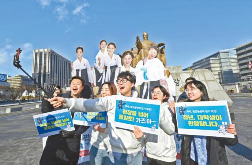 ■首爾一班大學生昨集會歡迎兩韓會議成果，並跟北韓美女打氣團的紙板公仔自拍。美聯社■南韓總統文在寅