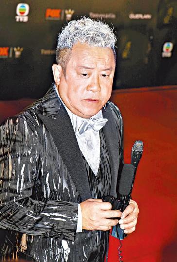 ■曾志偉已連日被指控。資料圖片■內地「金牌模女教母」韓穎華（左三）與黃曉明（左一）亦相熟。微博圖片■上周曾寶儀曾貼出跟父在日本遊玩的開心相。互聯網圖片