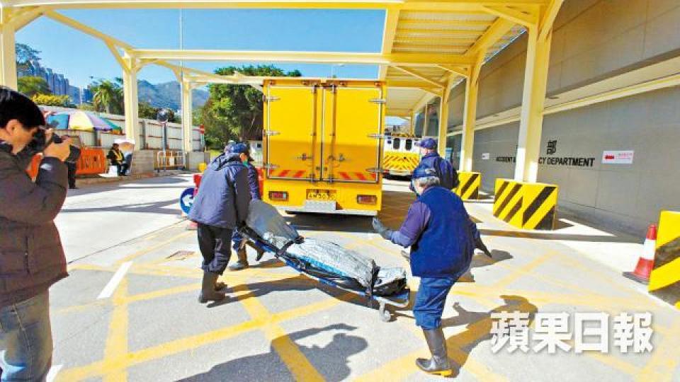 【昨日】■死者屍體由仵工送殮房。譚健文攝【2002年】■16年前女戶主在火警中被燒傷送院。 【昨日】■死者屍體由仵工送殮房。譚健文攝【2002年】■16年前女戶主在火警中被燒傷送院。