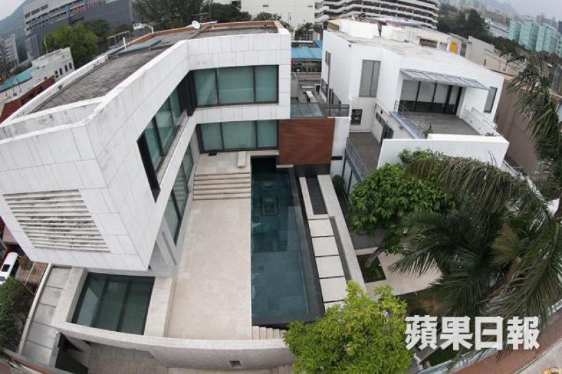 ■前政務司司長唐英年當年參選特首時,被揭約道大宅有僭建地庫。 ■前政務司司長唐英年當年參選特首時,被揭約道大宅有僭建地庫。