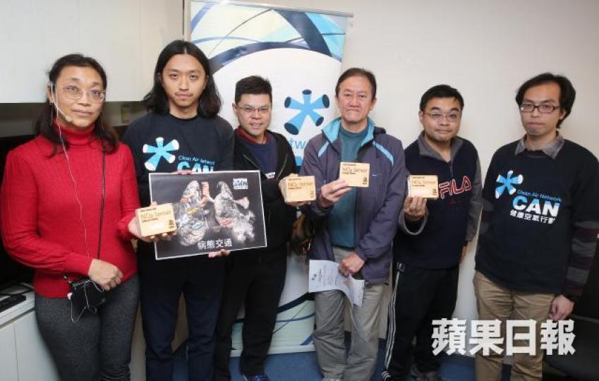 ■健康空氣行動曾發現巴士的二氧化氮濃度較路邊高兩至三倍。李潤芳攝 ■健康空氣行動曾發現巴士的二氧化氮濃度較路邊高兩至三倍。李潤芳攝
