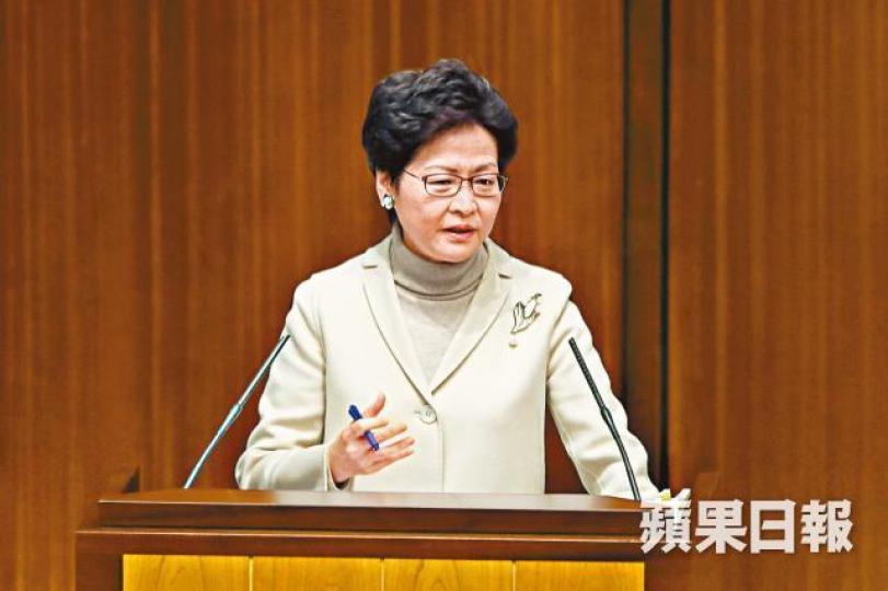 ■特首林鄭月娥昨於答問大會為律政司長鄭若驊僭建風波解畫。何柏佳攝 ■特首林鄭月娥昨於答問大會為律政司長鄭若驊僭建風波解畫。何柏佳攝