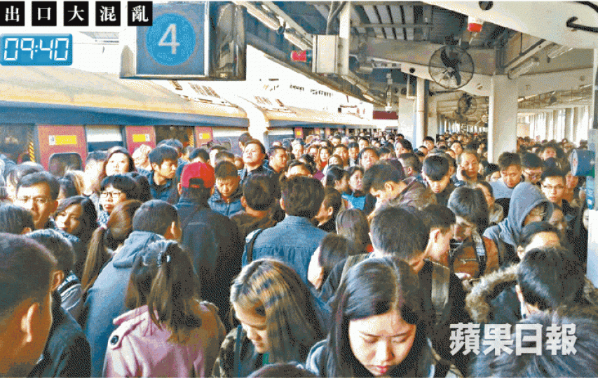 【羅湖站】因港鐵只開放一個出口供乘客前往指定位置等候接駁巴士往上水,形成樽頸位,月台人群越擠越迫,不少乘客苦等1小時才能上車。至中午12時服務恢復正常,港鐵要求乘客折返月台候車,大批乘客通過唯一的出入口湧進車站,再引起混亂。【上水站】站外等候接駁巴士的乘客大排長龍,亦有人轉乘巴士離去,但出九龍的巴士逼爆,乘客如沙甸魚擠在車廂。李先生在華明總站等巴士,無奈地說:「巴士都已經爆客到唔經呢個站。」他排隊1小時也沒上到車,電召客貨車或的士也無人接聽。【大圍站】東鐵綫一列車停在大圍與九龍塘之間隧道內,被困 【羅湖站】因港鐵只開放一個出口供乘客前往指定位置等候接駁巴士往上水,形成樽頸位,月台人群越擠越迫,不少乘客苦等1小時才能上車。至中午12時服務恢復正常,港鐵要求乘客折返月台候車,大批乘客通過唯一的出入口湧進車站,再引起混亂。【上水站】站外等候接駁巴士的乘客大排長龍,亦有人轉乘巴士離去,但出九龍的巴士逼爆,乘客如沙甸魚擠在車廂。李先生在華明總站等巴士,無奈地說:「巴士都已經爆客到唔經呢個站。」他排隊1小時也沒上到車,電召客貨車或的士也無人接聽。【大圍站】東鐵綫一列車停在大圍與九龍塘之間隧道內,被困