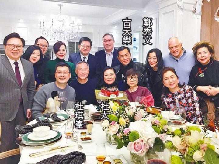 ■Sammi抱着狗仔與杜Sir玩自拍。互聯網圖片
