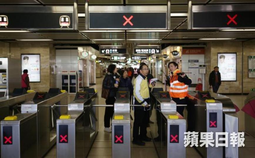 ■沙田站一度禁止乘客進入車站。周智堅攝 ■沙田站一度禁止乘客進入車站。周智堅攝