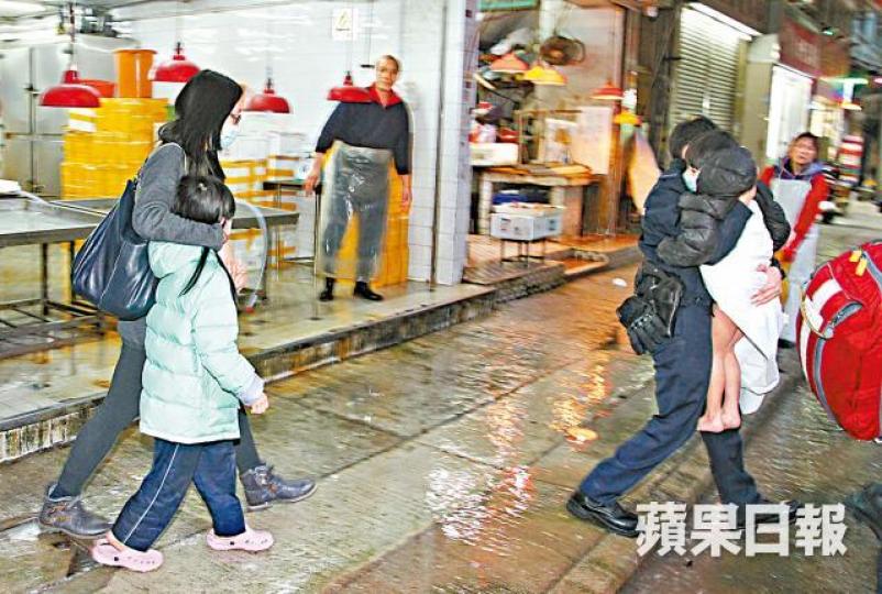 ■小姊弟由警員帶走;4歲弟沒穿衣服,警員用毛巾包裹免着涼。溫瑞麟攝■警以涉嫌虐兒將高婦拘捕。 ■小姊弟由警員帶走;4歲弟沒穿衣服,警員用毛巾包裹免着涼。溫瑞麟攝■警以涉嫌虐兒將高婦拘捕。