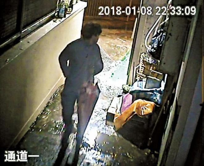 兩男尾隨■稍後兩男步入小巷,其間突加速跑前。
兩男尾隨■稍後兩男步入小巷,其間突加速跑前。