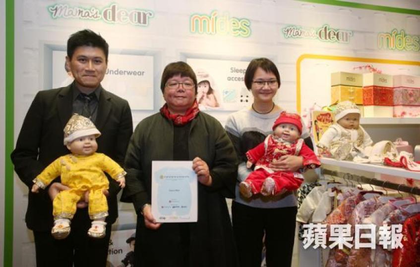 ■馮秀英(中)帶埋35歲嘅外甥張立維(左)見記者。李潤芳攝 ■馮秀英(中)帶埋35歲嘅外甥張立維(左)見記者。李潤芳攝