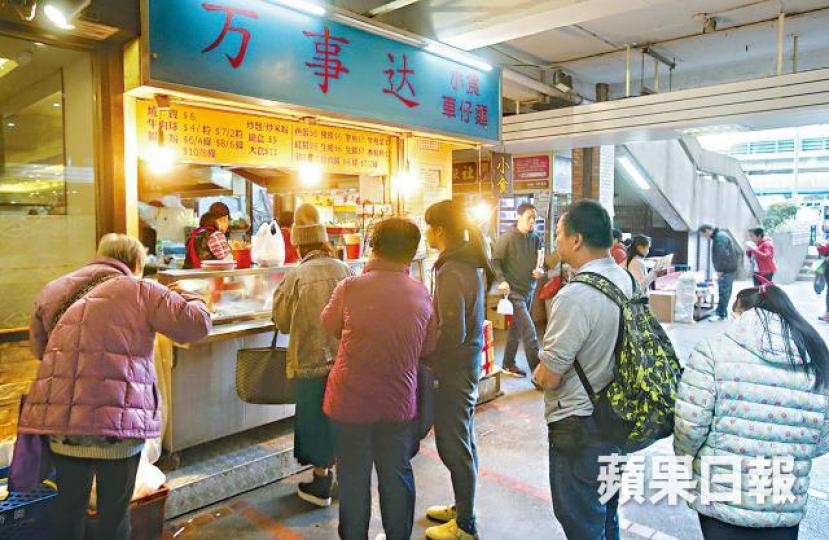 ■萬事達小食店不敵連鎖店圍攻,將於下周四告別街坊。黎樹雄攝■小店主打價廉物美,臘味糯米飯僅售20元。 ■萬事達小食店不敵連鎖店圍攻,將於下周四告別街坊。黎樹雄攝■小店主打價廉物美,臘味糯米飯僅售20元。