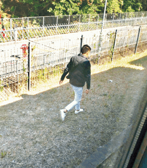 ■一名男乘客拉開逃生門躍下路軌,圖步行離開。讀者提供圖片 ■一名男乘客拉開逃生門躍下路軌,圖步行離開。讀者提供圖片