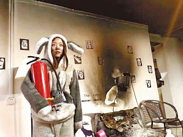 ■妻子在火警現場,拿起滅火筒拍照。■年輕夫婦苦中作樂,自拍爆紅。■這對網紅獲邀到消防局參觀,更成為代言人。 ■妻子在火警現場,拿起滅火筒拍照。■年輕夫婦苦中作樂,自拍爆紅。■這對網紅獲邀到消防局參觀,更成為代言人。
