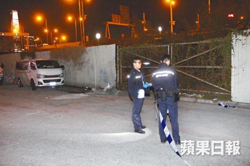 ■警方昨封鎖裸屍案現場搜證。 ■警方昨封鎖裸屍案現場搜證。