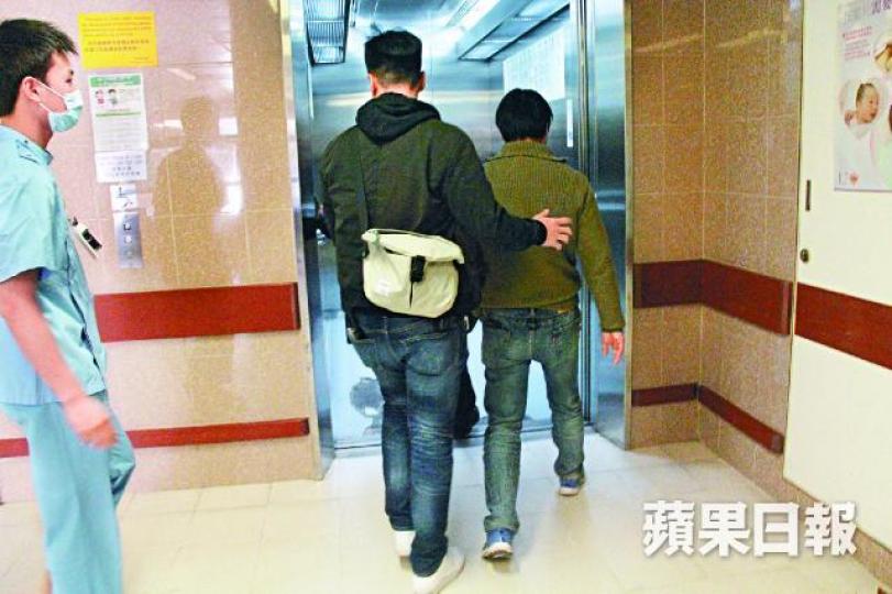 ■躁父（右）疑因功課問題涉嫌虐兒被捕。梁澤岡攝