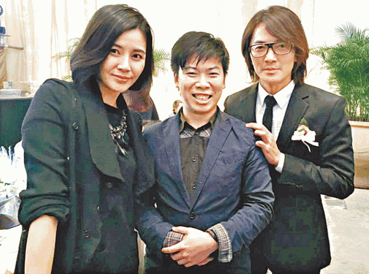 ■涉案護士吳桂鴻(中)曾幫藝人拍攝,圖為他與鄭伊健及蒙嘉慧合照。 ■涉案護士吳桂鴻(中)曾幫藝人拍攝,圖為他與鄭伊健及蒙嘉慧合照。
