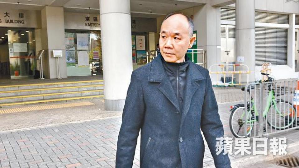 ■被告黃振球昨獲准保釋後離開法院。 ■被告黃振球昨獲准保釋後離開法院。