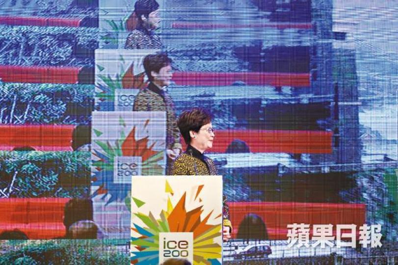 ■林鄭月娥昨出席活動後,拒回應特准鄭若驊兼職是否開壞先例。朱永倫攝 ■林鄭月娥昨出席活動後,拒回應特准鄭若驊兼職是否開壞先例。朱永倫攝