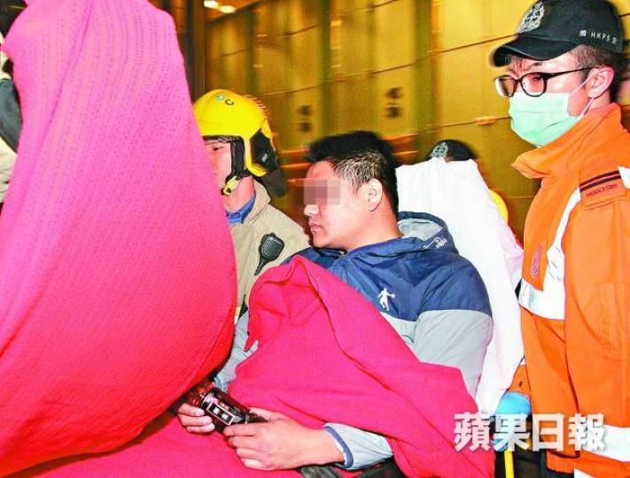 ■內地男子與保安及警員對峙5小時後投降,獲送院治理。 ■內地男子與保安及警員對峙5小時後投降,獲送院治理。
