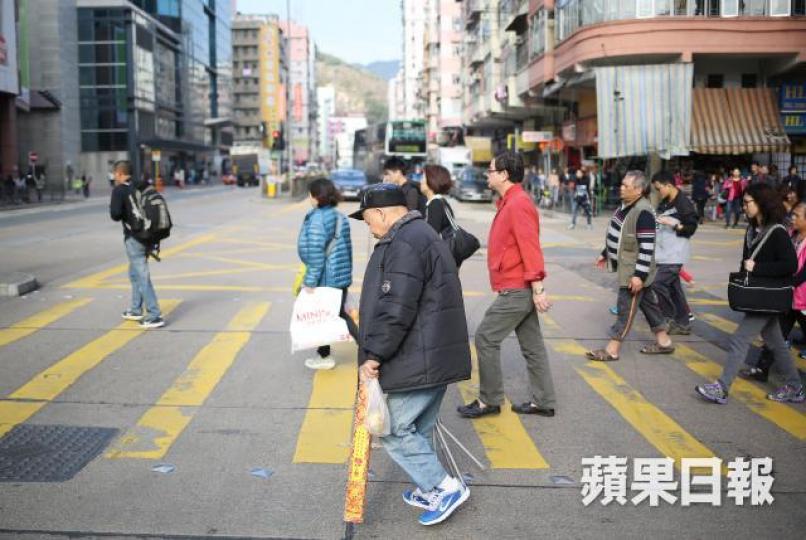 ■運輸署將在鴨脷洲大街的行人過路設施安裝智能交通燈，方便長者過馬路。資料圖片