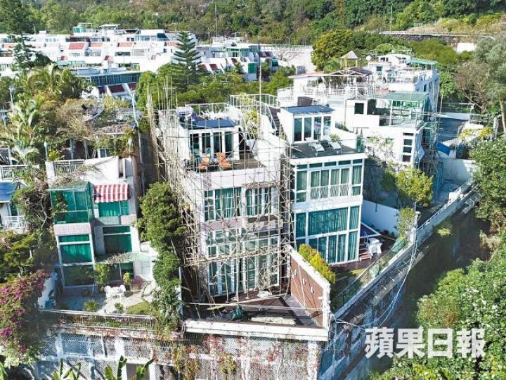■鄭若驊大宅外牆昨日已加建棚架，連日來有工人進出；旁邊屬於其夫潘樂陶的住所則未見有工程。張柏基攝鄭若驊劉兆佳