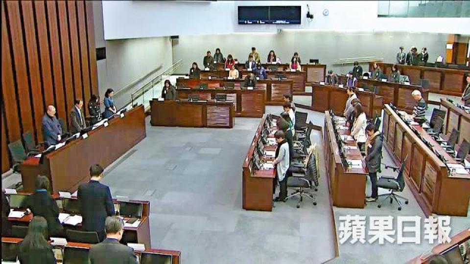 ■立法會兒童權利小組委員會昨在公聽會前，為臨臨站立默哀一分鐘。