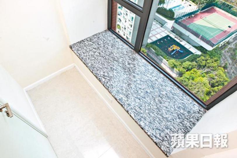 ■建築師梁世雄曾設計屯門海譽窗台佔過半面積的工人房。■建築師梁世雄