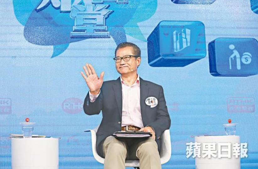 ■陳茂波昨出席港台節目聽取市民對財政預算案意見。王心義攝 ■陳茂波昨出席港台節目聽取市民對財政預算案意見。王心義攝