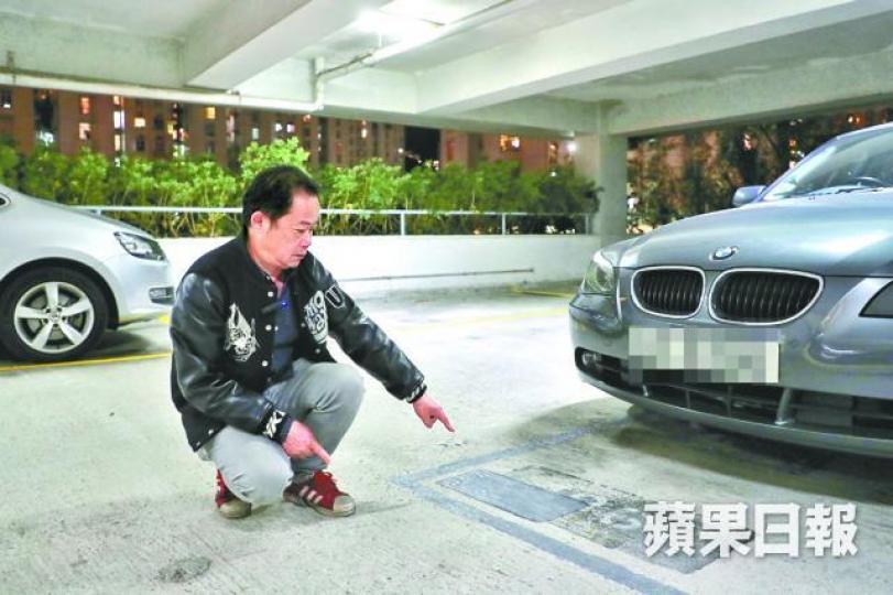 ■鄧先生指違規車位的劃線已經被法團塗去。■荃灣翠濤閣法團被揭經營違規車位多年。