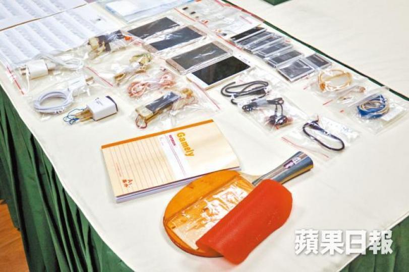 ■懲教管理局檢獲一個經改裝可藏手機的乒乓球拍。 ■懲教管理局檢獲一個經改裝可藏手機的乒乓球拍。