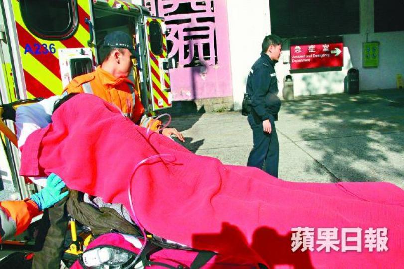 ■21歲女事主吸入濃煙不適，送院搶救後情況嚴重。翁鈺輝攝■單位冒出火光，濃煙噴出窗外。讀者提供圖片■女事主的39歲男友涉嫌縱火被捕。梁澤岡攝