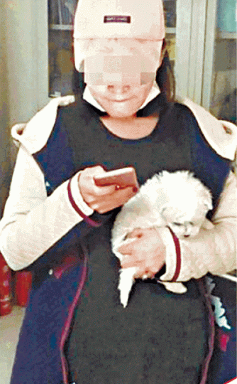 ■女大學生假肚藏狗試圖登機被揭穿。