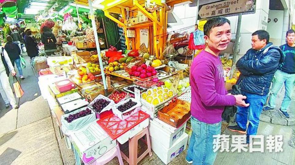 ■生果檔遭鹹水射中，大量生果須報銷。胡恩宏攝