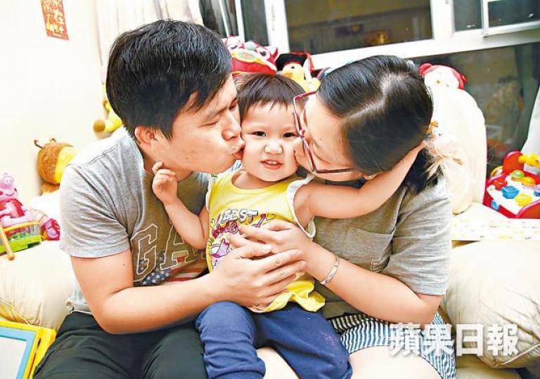 ■阿富與太太兩年前誕下女兒芷渝，一家甜蜜幸福。朱家駿攝