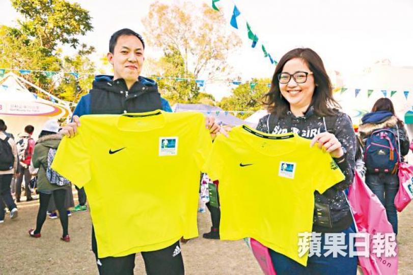 ■有跑手興奮展示今屆渣馬的螢光黃跑衫。