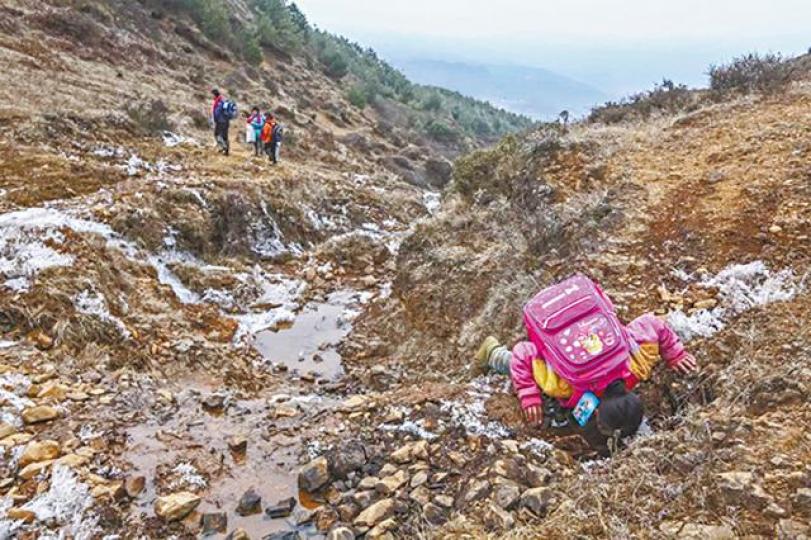 ■由於路途遙遠，雲南山區學童在返學途中飲地下水解渴。■「冰花男孩」王福滿