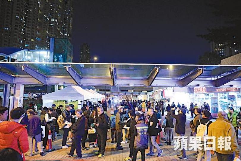 ■民主派昨就立法會補選舉行初選,全日有逾2.6萬人投票,大圍投票站昨晚一度有近百人排隊投票。王心義攝■黃埔投票站昨早有不少選民排隊投票。張志華攝■黃之鋒在石硤尾呼籲市民投票,大批途人駐足圍觀。夏家朗攝■立法會議員楊岳橋晚上趕往票站投票。林俊謙攝 ■民主派昨就立法會補選舉行初選,全日有逾2.6萬人投票,大圍投票站昨晚一度有近百人排隊投票。王心義攝■黃埔投票站昨早有不少選民排隊投票。張志華攝■黃之鋒在石硤尾呼籲市民投票,大批途人駐足圍觀。夏家朗攝■立法會議員楊岳橋晚上趕往票站投票。林俊謙攝