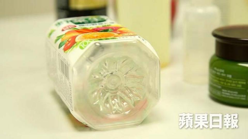 1號膠樽的特徵是樽底有凹陷位，市民即使看不清楚編號也能識別。(朱家駿攝)綠惜地球提倡無分編號、主力回收三大類生活塑膠物品：膠樽、膠盒和膠袋。(朱家駿攝)綠惜地球環境倡議總監朱漢強指出，超市裏許多食物容器也屬1號塑膠類，質疑為何政府不建議主力回收。(朱家駿攝)環保署表示「綠在區區」回收單位仍可有條件地回收其他編號的塑膠，但「綠在深水埗」卻稱不會回收1、2號以外的任何塑膠物。(網上圖片)