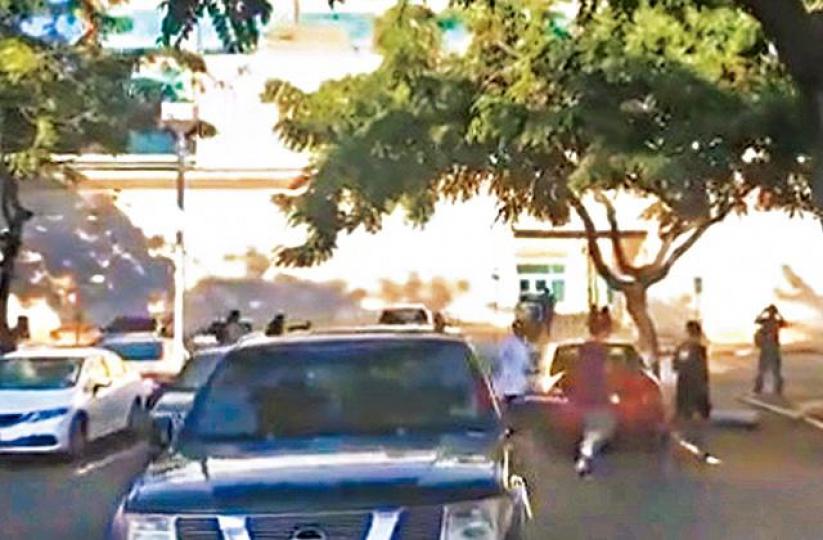■得知警告後,夏威夷大學的學生慌忙四竄。互聯網■夏威夷誤發導彈襲擊警報(上圖),當局其後才澄清是誤發,沒有導彈襲擊威脅(下圖)。■夏威夷州長井下(右)為誤發警報向民眾致歉。美聯社 ■得知警告後,夏威夷大學的學生慌忙四竄。互聯網■夏威夷誤發導彈襲擊警報(上圖),當局其後才澄清是誤發,沒有導彈襲擊威脅(下圖)。■夏威夷州長井下(右)為誤發警報向民眾致歉。美聯社