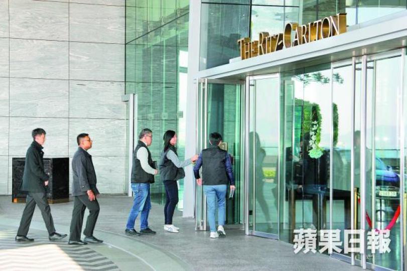■探員到發生命案的香港麗思卡爾頓酒店調查。劉永明攝 ■探員到發生命案的香港麗思卡爾頓酒店調查。劉永明攝
