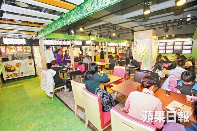 ■1樓大部份樓面聯合出租變美食廣場，人流急升。黃耀興攝■荃灣地皇廣場逾230間舖，逾160間加入了業委會。