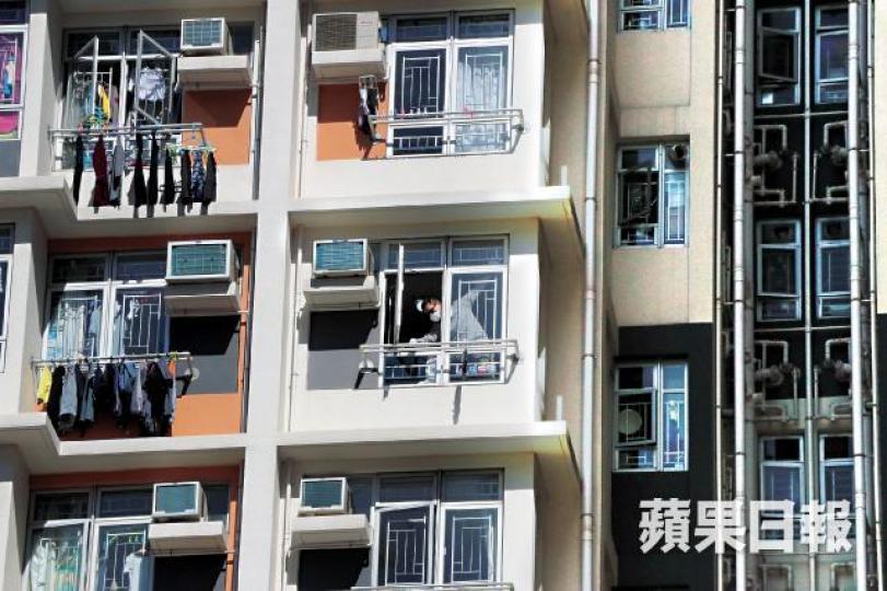 ■鑑證人員昨在案發單位蒐證。文兆麟攝男死者■男事主從寓所跳樓身亡,仵工將屍體運走。女死者■女事主頸部中刀倒卧床上,遺體移送殮房。 ■鑑證人員昨在案發單位蒐證。文兆麟攝男死者■男事主從寓所跳樓身亡,仵工將屍體運走。女死者■女事主頸部中刀倒卧床上,遺體移送殮房。